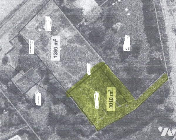 Terrain à bâtir d'une superficie de 1000m² environ, à proximité de la place du village