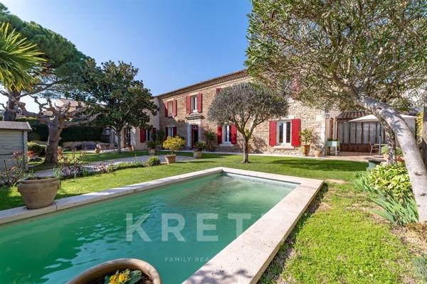 Maison vigneronne en pierre avec piscine, 5 chambres, à 20 minutes au sud de Nîmes.