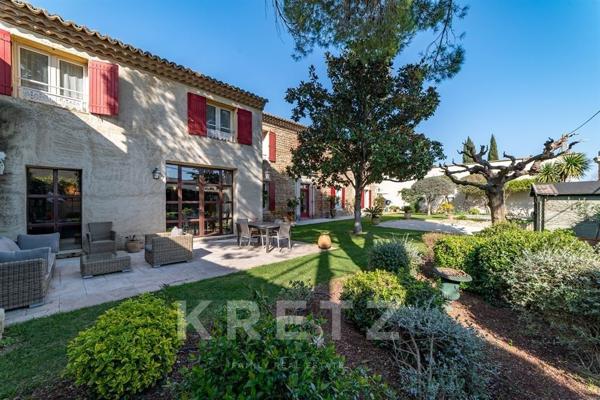 Maison vigneronne en pierre avec piscine, 5 chambres, à 20 minutes au sud de Nîmes.