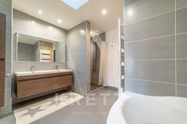 Maison vigneronne en pierre avec piscine, 5 chambres, à 20 minutes au sud de Nîmes.