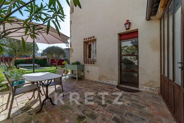 Maison vigneronne en pierre avec piscine, 5 chambres, à 20 minutes au sud de Nîmes.