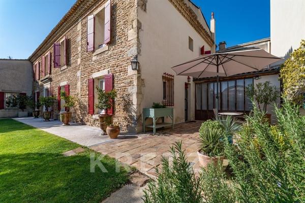 Maison vigneronne en pierre avec piscine, 5 chambres, à 20 minutes au sud de Nîmes.