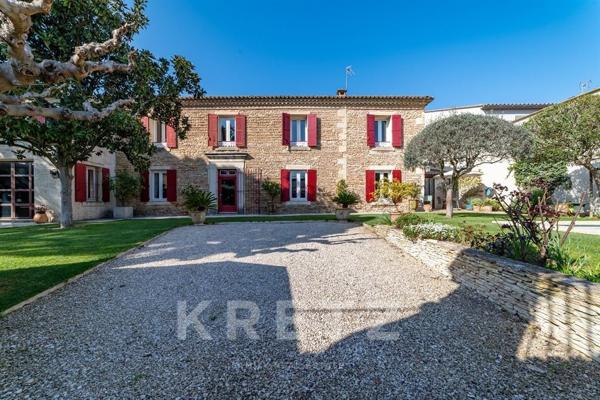 Maison vigneronne en pierre avec piscine, 5 chambres, à 20 minutes au sud de Nîmes.