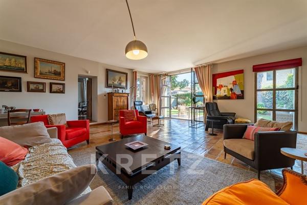 Maison vigneronne en pierre avec piscine, 5 chambres, à 20 minutes au sud de Nîmes.