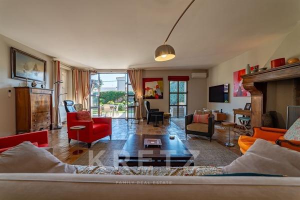 Maison vigneronne en pierre avec piscine, 5 chambres, à 20 minutes au sud de Nîmes.