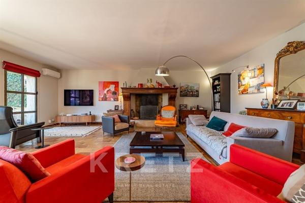Maison vigneronne en pierre avec piscine, 5 chambres, à 20 minutes au sud de Nîmes.
