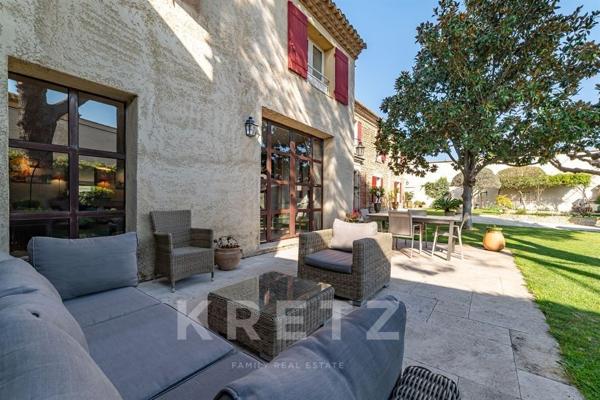 Maison vigneronne en pierre avec piscine, 5 chambres, à 20 minutes au sud de Nîmes.
