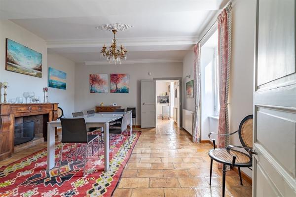 Maison vigneronne en pierre avec piscine, 5 chambres, à 20 minutes au sud de Nîmes.