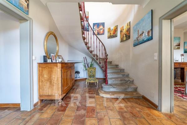 Maison vigneronne en pierre avec piscine, 5 chambres, à 20 minutes au sud de Nîmes.