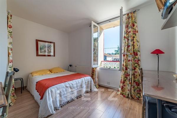 Maison vigneronne en pierre avec piscine, 5 chambres, à 20 minutes au sud de Nîmes.