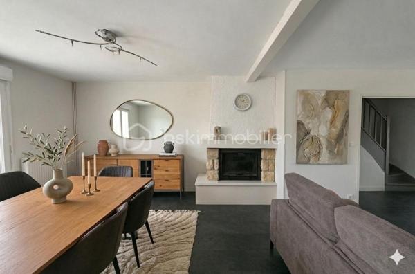 En quête du cocon idéal pour votre famille :
 Une  superbe maison individuelle en impasse au calme sans vis à vis , au cœur d'un quartier résidentiel.
Soignée et parfaitement entretenue, cette villa offre une configuration en semi-plain-pied
particulièrement fonctionnelle permettant une vie autonome :
Au rez-de-chaussée :
 Une entrée accueillante, un bel espace de vie lumineux avec salon-séjour
(et sa chaleureuse cheminée) une cuisine aménagée et équipée avec îlot central, 2 chambres
confortables, de nombreux rangements intégrés et une salle de bain fonctionnelle.
À l'étage :
 Un palier dessert 2 chambres supplémentaires.
LE POTENTIEL UNIQUE (La perle rare) : 
Adjacent aux chambres de l'étage, sur ce même palier : un immense "grenier"
aménageable (faiblement mansardé) n'attend que vos projets !
 Laissez libre cours à votre imagination :
transformez facilement ce volume pour créer une 5ème et 6ème chambre, une immense salle de jeux,
un atelier d'artiste, un bureau pour le télétravail ou un studio de musique.....
À l'extérieur : 
Implantée en plein milieu de sa parcelle de 550 m², la maison bénéficie d'un jardin clos
faisant tout le tour de la propriété pour un maximum d'intimité. Côté stationnement, profitez d'une
devanture entièrement pavée, d'un carport moderne et d'un garage fermé (capacité de garer plusieurs
véhicules sur la parcelle). Un chalet de jardin vient compléter ce bien pour tout votre matériel de
jardinage, jeu d'enfants....
Une situation géographique stratégique (Proche Lille, Lens, Douai ) :
Située à Libercourt, vous profitez d'une qualité de vie idéale avec toutes les commodités à pied (écoles,
collège, commerces de proximité, tissu associatif dynamique). 
Le point fort absolu : La gare SNCF de Libercourt, véritable pôle d'échange ferroviaire, vous permet de rejoindre le centre de Lille en seulement
quelques minutes en train ! Accès rapide également aux communes limitrophes (Oignies, Leforest, Carvin, Wahagnies, Phalempin) et aux axes autoroutiers (A1).
Retenons :
Maison 100% individuelle au calme (impasse)
Vie de plain-pied possible (2 chambres + SDB au RDC)
Potentiel exceptionnel d'évolution (jusqu'à 6 chambres)
Garage + Carport + Stationnement pavé
Proximité immédiate de la Gare SNCF (Idéal frontaliers / actifs Lillois)
#ImmobilierLibercourt #MaisonAVendre #SemiPlainPied #MaisonIndividuelle #MaisonFamiliale
#ProcheLille #GareLibercourt #Oignies #Leforest #InvestissementImmobilier #Maison4Chambres
#PotentielAménagement #5chambres