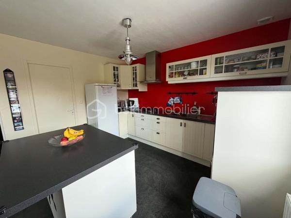 En quête du cocon idéal pour votre famille :
 Une  superbe maison individuelle en impasse au calme sans vis à vis , au cœur d'un quartier résidentiel.
Soignée et parfaitement entretenue, cette villa offre une configuration en semi-plain-pied
particulièrement fonctionnelle permettant une vie autonome :
Au rez-de-chaussée :
 Une entrée accueillante, un bel espace de vie lumineux avec salon-séjour
(et sa chaleureuse cheminée) une cuisine aménagée et équipée avec îlot central, 2 chambres
confortables, de nombreux rangements intégrés et une salle de bain fonctionnelle.
À l'étage :
 Un palier dessert 2 chambres supplémentaires.
LE POTENTIEL UNIQUE (La perle rare) : 
Adjacent aux chambres de l'étage, sur ce même palier : un immense "grenier"
aménageable (faiblement mansardé) n'attend que vos projets !
 Laissez libre cours à votre imagination :
transformez facilement ce volume pour créer une 5ème et 6ème chambre, une immense salle de jeux,
un atelier d'artiste, un bureau pour le télétravail ou un studio de musique.....
À l'extérieur : 
Implantée en plein milieu de sa parcelle de 550 m², la maison bénéficie d'un jardin clos
faisant tout le tour de la propriété pour un maximum d'intimité. Côté stationnement, profitez d'une
devanture entièrement pavée, d'un carport moderne et d'un garage fermé (capacité de garer plusieurs
véhicules sur la parcelle). Un chalet de jardin vient compléter ce bien pour tout votre matériel de
jardinage, jeu d'enfants....
Une situation géographique stratégique (Proche Lille, Lens, Douai ) :
Située à Libercourt, vous profitez d'une qualité de vie idéale avec toutes les commodités à pied (écoles,
collège, commerces de proximité, tissu associatif dynamique). 
Le point fort absolu : La gare SNCF de Libercourt, véritable pôle d'échange ferroviaire, vous permet de rejoindre le centre de Lille en seulement
quelques minutes en train ! Accès rapide également aux communes limitrophes (Oignies, Leforest, Carvin, Wahagnies, Phalempin) et aux axes autoroutiers (A1).
Retenons :
Maison 100% individuelle au calme (impasse)
Vie de plain-pied possible (2 chambres + SDB au RDC)
Potentiel exceptionnel d'évolution (jusqu'à 6 chambres)
Garage + Carport + Stationnement pavé
Proximité immédiate de la Gare SNCF (Idéal frontaliers / actifs Lillois)
#ImmobilierLibercourt #MaisonAVendre #SemiPlainPied #MaisonIndividuelle #MaisonFamiliale
#ProcheLille #GareLibercourt #Oignies #Leforest #InvestissementImmobilier #Maison4Chambres
#PotentielAménagement #5chambres