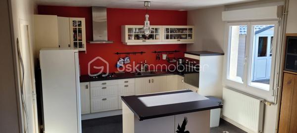 En quête du cocon idéal pour votre famille :
 Une  superbe maison individuelle en impasse au calme sans vis à vis , au cœur d'un quartier résidentiel.
Soignée et parfaitement entretenue, cette villa offre une configuration en semi-plain-pied
particulièrement fonctionnelle permettant une vie autonome :
Au rez-de-chaussée :
 Une entrée accueillante, un bel espace de vie lumineux avec salon-séjour
(et sa chaleureuse cheminée) une cuisine aménagée et équipée avec îlot central, 2 chambres
confortables, de nombreux rangements intégrés et une salle de bain fonctionnelle.
À l'étage :
 Un palier dessert 2 chambres supplémentaires.
LE POTENTIEL UNIQUE (La perle rare) : 
Adjacent aux chambres de l'étage, sur ce même palier : un immense "grenier"
aménageable (faiblement mansardé) n'attend que vos projets !
 Laissez libre cours à votre imagination :
transformez facilement ce volume pour créer une 5ème et 6ème chambre, une immense salle de jeux,
un atelier d'artiste, un bureau pour le télétravail ou un studio de musique.....
À l'extérieur : 
Implantée en plein milieu de sa parcelle de 550 m², la maison bénéficie d'un jardin clos
faisant tout le tour de la propriété pour un maximum d'intimité. Côté stationnement, profitez d'une
devanture entièrement pavée, d'un carport moderne et d'un garage fermé (capacité de garer plusieurs
véhicules sur la parcelle). Un chalet de jardin vient compléter ce bien pour tout votre matériel de
jardinage, jeu d'enfants....
Une situation géographique stratégique (Proche Lille, Lens, Douai ) :
Située à Libercourt, vous profitez d'une qualité de vie idéale avec toutes les commodités à pied (écoles,
collège, commerces de proximité, tissu associatif dynamique). 
Le point fort absolu : La gare SNCF de Libercourt, véritable pôle d'échange ferroviaire, vous permet de rejoindre le centre de Lille en seulement
quelques minutes en train ! Accès rapide également aux communes limitrophes (Oignies, Leforest, Carvin, Wahagnies, Phalempin) et aux axes autoroutiers (A1).
Retenons :
Maison 100% individuelle au calme (impasse)
Vie de plain-pied possible (2 chambres + SDB au RDC)
Potentiel exceptionnel d'évolution (jusqu'à 6 chambres)
Garage + Carport + Stationnement pavé
Proximité immédiate de la Gare SNCF (Idéal frontaliers / actifs Lillois)
#ImmobilierLibercourt #MaisonAVendre #SemiPlainPied #MaisonIndividuelle #MaisonFamiliale
#ProcheLille #GareLibercourt #Oignies #Leforest #InvestissementImmobilier #Maison4Chambres
#PotentielAménagement #5chambres
