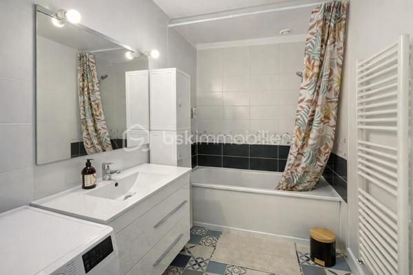En quête du cocon idéal pour votre famille :
 Une  superbe maison individuelle en impasse au calme sans vis à vis , au cœur d'un quartier résidentiel.
Soignée et parfaitement entretenue, cette villa offre une configuration en semi-plain-pied
particulièrement fonctionnelle permettant une vie autonome :
Au rez-de-chaussée :
 Une entrée accueillante, un bel espace de vie lumineux avec salon-séjour
(et sa chaleureuse cheminée) une cuisine aménagée et équipée avec îlot central, 2 chambres
confortables, de nombreux rangements intégrés et une salle de bain fonctionnelle.
À l'étage :
 Un palier dessert 2 chambres supplémentaires.
LE POTENTIEL UNIQUE (La perle rare) : 
Adjacent aux chambres de l'étage, sur ce même palier : un immense "grenier"
aménageable (faiblement mansardé) n'attend que vos projets !
 Laissez libre cours à votre imagination :
transformez facilement ce volume pour créer une 5ème et 6ème chambre, une immense salle de jeux,
un atelier d'artiste, un bureau pour le télétravail ou un studio de musique.....
À l'extérieur : 
Implantée en plein milieu de sa parcelle de 550 m², la maison bénéficie d'un jardin clos
faisant tout le tour de la propriété pour un maximum d'intimité. Côté stationnement, profitez d'une
devanture entièrement pavée, d'un carport moderne et d'un garage fermé (capacité de garer plusieurs
véhicules sur la parcelle). Un chalet de jardin vient compléter ce bien pour tout votre matériel de
jardinage, jeu d'enfants....
Une situation géographique stratégique (Proche Lille, Lens, Douai ) :
Située à Libercourt, vous profitez d'une qualité de vie idéale avec toutes les commodités à pied (écoles,
collège, commerces de proximité, tissu associatif dynamique). 
Le point fort absolu : La gare SNCF de Libercourt, véritable pôle d'échange ferroviaire, vous permet de rejoindre le centre de Lille en seulement
quelques minutes en train ! Accès rapide également aux communes limitrophes (Oignies, Leforest, Carvin, Wahagnies, Phalempin) et aux axes autoroutiers (A1).
Retenons :
Maison 100% individuelle au calme (impasse)
Vie de plain-pied possible (2 chambres + SDB au RDC)
Potentiel exceptionnel d'évolution (jusqu'à 6 chambres)
Garage + Carport + Stationnement pavé
Proximité immédiate de la Gare SNCF (Idéal frontaliers / actifs Lillois)
#ImmobilierLibercourt #MaisonAVendre #SemiPlainPied #MaisonIndividuelle #MaisonFamiliale
#ProcheLille #GareLibercourt #Oignies #Leforest #InvestissementImmobilier #Maison4Chambres
#PotentielAménagement #5chambres