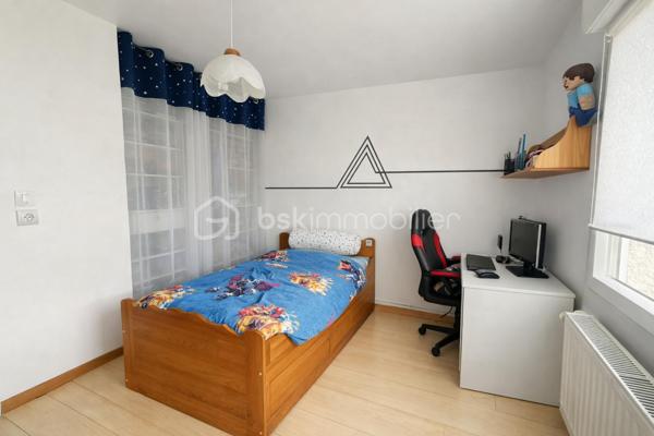 En quête du cocon idéal pour votre famille :
 Une  superbe maison individuelle en impasse au calme sans vis à vis , au cœur d'un quartier résidentiel.
Soignée et parfaitement entretenue, cette villa offre une configuration en semi-plain-pied
particulièrement fonctionnelle permettant une vie autonome :
Au rez-de-chaussée :
 Une entrée accueillante, un bel espace de vie lumineux avec salon-séjour
(et sa chaleureuse cheminée) une cuisine aménagée et équipée avec îlot central, 2 chambres
confortables, de nombreux rangements intégrés et une salle de bain fonctionnelle.
À l'étage :
 Un palier dessert 2 chambres supplémentaires.
LE POTENTIEL UNIQUE (La perle rare) : 
Adjacent aux chambres de l'étage, sur ce même palier : un immense "grenier"
aménageable (faiblement mansardé) n'attend que vos projets !
 Laissez libre cours à votre imagination :
transformez facilement ce volume pour créer une 5ème et 6ème chambre, une immense salle de jeux,
un atelier d'artiste, un bureau pour le télétravail ou un studio de musique.....
À l'extérieur : 
Implantée en plein milieu de sa parcelle de 550 m², la maison bénéficie d'un jardin clos
faisant tout le tour de la propriété pour un maximum d'intimité. Côté stationnement, profitez d'une
devanture entièrement pavée, d'un carport moderne et d'un garage fermé (capacité de garer plusieurs
véhicules sur la parcelle). Un chalet de jardin vient compléter ce bien pour tout votre matériel de
jardinage, jeu d'enfants....
Une situation géographique stratégique (Proche Lille, Lens, Douai ) :
Située à Libercourt, vous profitez d'une qualité de vie idéale avec toutes les commodités à pied (écoles,
collège, commerces de proximité, tissu associatif dynamique). 
Le point fort absolu : La gare SNCF de Libercourt, véritable pôle d'échange ferroviaire, vous permet de rejoindre le centre de Lille en seulement
quelques minutes en train ! Accès rapide également aux communes limitrophes (Oignies, Leforest, Carvin, Wahagnies, Phalempin) et aux axes autoroutiers (A1).
Retenons :
Maison 100% individuelle au calme (impasse)
Vie de plain-pied possible (2 chambres + SDB au RDC)
Potentiel exceptionnel d'évolution (jusqu'à 6 chambres)
Garage + Carport + Stationnement pavé
Proximité immédiate de la Gare SNCF (Idéal frontaliers / actifs Lillois)
#ImmobilierLibercourt #MaisonAVendre #SemiPlainPied #MaisonIndividuelle #MaisonFamiliale
#ProcheLille #GareLibercourt #Oignies #Leforest #InvestissementImmobilier #Maison4Chambres
#PotentielAménagement #5chambres