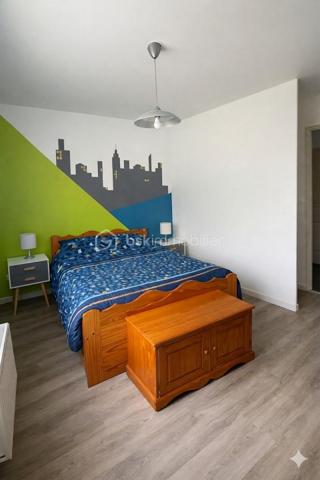 En quête du cocon idéal pour votre famille :
 Une  superbe maison individuelle en impasse au calme sans vis à vis , au cœur d'un quartier résidentiel.
Soignée et parfaitement entretenue, cette villa offre une configuration en semi-plain-pied
particulièrement fonctionnelle permettant une vie autonome :
Au rez-de-chaussée :
 Une entrée accueillante, un bel espace de vie lumineux avec salon-séjour
(et sa chaleureuse cheminée) une cuisine aménagée et équipée avec îlot central, 2 chambres
confortables, de nombreux rangements intégrés et une salle de bain fonctionnelle.
À l'étage :
 Un palier dessert 2 chambres supplémentaires.
LE POTENTIEL UNIQUE (La perle rare) : 
Adjacent aux chambres de l'étage, sur ce même palier : un immense "grenier"
aménageable (faiblement mansardé) n'attend que vos projets !
 Laissez libre cours à votre imagination :
transformez facilement ce volume pour créer une 5ème et 6ème chambre, une immense salle de jeux,
un atelier d'artiste, un bureau pour le télétravail ou un studio de musique.....
À l'extérieur : 
Implantée en plein milieu de sa parcelle de 550 m², la maison bénéficie d'un jardin clos
faisant tout le tour de la propriété pour un maximum d'intimité. Côté stationnement, profitez d'une
devanture entièrement pavée, d'un carport moderne et d'un garage fermé (capacité de garer plusieurs
véhicules sur la parcelle). Un chalet de jardin vient compléter ce bien pour tout votre matériel de
jardinage, jeu d'enfants....
Une situation géographique stratégique (Proche Lille, Lens, Douai ) :
Située à Libercourt, vous profitez d'une qualité de vie idéale avec toutes les commodités à pied (écoles,
collège, commerces de proximité, tissu associatif dynamique). 
Le point fort absolu : La gare SNCF de Libercourt, véritable pôle d'échange ferroviaire, vous permet de rejoindre le centre de Lille en seulement
quelques minutes en train ! Accès rapide également aux communes limitrophes (Oignies, Leforest, Carvin, Wahagnies, Phalempin) et aux axes autoroutiers (A1).
Retenons :
Maison 100% individuelle au calme (impasse)
Vie de plain-pied possible (2 chambres + SDB au RDC)
Potentiel exceptionnel d'évolution (jusqu'à 6 chambres)
Garage + Carport + Stationnement pavé
Proximité immédiate de la Gare SNCF (Idéal frontaliers / actifs Lillois)
#ImmobilierLibercourt #MaisonAVendre #SemiPlainPied #MaisonIndividuelle #MaisonFamiliale
#ProcheLille #GareLibercourt #Oignies #Leforest #InvestissementImmobilier #Maison4Chambres
#PotentielAménagement #5chambres