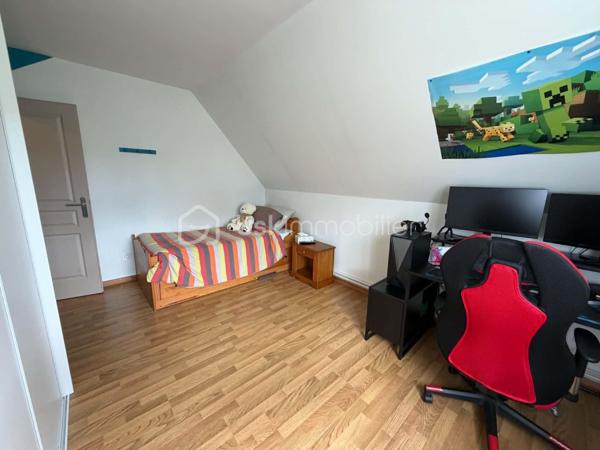En quête du cocon idéal pour votre famille :
 Une  superbe maison individuelle en impasse au calme sans vis à vis , au cœur d'un quartier résidentiel.
Soignée et parfaitement entretenue, cette villa offre une configuration en semi-plain-pied
particulièrement fonctionnelle permettant une vie autonome :
Au rez-de-chaussée :
 Une entrée accueillante, un bel espace de vie lumineux avec salon-séjour
(et sa chaleureuse cheminée) une cuisine aménagée et équipée avec îlot central, 2 chambres
confortables, de nombreux rangements intégrés et une salle de bain fonctionnelle.
À l'étage :
 Un palier dessert 2 chambres supplémentaires.
LE POTENTIEL UNIQUE (La perle rare) : 
Adjacent aux chambres de l'étage, sur ce même palier : un immense "grenier"
aménageable (faiblement mansardé) n'attend que vos projets !
 Laissez libre cours à votre imagination :
transformez facilement ce volume pour créer une 5ème et 6ème chambre, une immense salle de jeux,
un atelier d'artiste, un bureau pour le télétravail ou un studio de musique.....
À l'extérieur : 
Implantée en plein milieu de sa parcelle de 550 m², la maison bénéficie d'un jardin clos
faisant tout le tour de la propriété pour un maximum d'intimité. Côté stationnement, profitez d'une
devanture entièrement pavée, d'un carport moderne et d'un garage fermé (capacité de garer plusieurs
véhicules sur la parcelle). Un chalet de jardin vient compléter ce bien pour tout votre matériel de
jardinage, jeu d'enfants....
Une situation géographique stratégique (Proche Lille, Lens, Douai ) :
Située à Libercourt, vous profitez d'une qualité de vie idéale avec toutes les commodités à pied (écoles,
collège, commerces de proximité, tissu associatif dynamique). 
Le point fort absolu : La gare SNCF de Libercourt, véritable pôle d'échange ferroviaire, vous permet de rejoindre le centre de Lille en seulement
quelques minutes en train ! Accès rapide également aux communes limitrophes (Oignies, Leforest, Carvin, Wahagnies, Phalempin) et aux axes autoroutiers (A1).
Retenons :
Maison 100% individuelle au calme (impasse)
Vie de plain-pied possible (2 chambres + SDB au RDC)
Potentiel exceptionnel d'évolution (jusqu'à 6 chambres)
Garage + Carport + Stationnement pavé
Proximité immédiate de la Gare SNCF (Idéal frontaliers / actifs Lillois)
#ImmobilierLibercourt #MaisonAVendre #SemiPlainPied #MaisonIndividuelle #MaisonFamiliale
#ProcheLille #GareLibercourt #Oignies #Leforest #InvestissementImmobilier #Maison4Chambres
#PotentielAménagement #5chambres