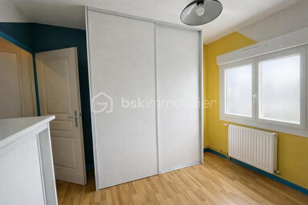 En quête du cocon idéal pour votre famille :
 Une  superbe maison individuelle en impasse au calme sans vis à vis , au cœur d'un quartier résidentiel.
Soignée et parfaitement entretenue, cette villa offre une configuration en semi-plain-pied
particulièrement fonctionnelle permettant une vie autonome :
Au rez-de-chaussée :
 Une entrée accueillante, un bel espace de vie lumineux avec salon-séjour
(et sa chaleureuse cheminée) une cuisine aménagée et équipée avec îlot central, 2 chambres
confortables, de nombreux rangements intégrés et une salle de bain fonctionnelle.
À l'étage :
 Un palier dessert 2 chambres supplémentaires.
LE POTENTIEL UNIQUE (La perle rare) : 
Adjacent aux chambres de l'étage, sur ce même palier : un immense "grenier"
aménageable (faiblement mansardé) n'attend que vos projets !
 Laissez libre cours à votre imagination :
transformez facilement ce volume pour créer une 5ème et 6ème chambre, une immense salle de jeux,
un atelier d'artiste, un bureau pour le télétravail ou un studio de musique.....
À l'extérieur : 
Implantée en plein milieu de sa parcelle de 550 m², la maison bénéficie d'un jardin clos
faisant tout le tour de la propriété pour un maximum d'intimité. Côté stationnement, profitez d'une
devanture entièrement pavée, d'un carport moderne et d'un garage fermé (capacité de garer plusieurs
véhicules sur la parcelle). Un chalet de jardin vient compléter ce bien pour tout votre matériel de
jardinage, jeu d'enfants....
Une situation géographique stratégique (Proche Lille, Lens, Douai ) :
Située à Libercourt, vous profitez d'une qualité de vie idéale avec toutes les commodités à pied (écoles,
collège, commerces de proximité, tissu associatif dynamique). 
Le point fort absolu : La gare SNCF de Libercourt, véritable pôle d'échange ferroviaire, vous permet de rejoindre le centre de Lille en seulement
quelques minutes en train ! Accès rapide également aux communes limitrophes (Oignies, Leforest, Carvin, Wahagnies, Phalempin) et aux axes autoroutiers (A1).
Retenons :
Maison 100% individuelle au calme (impasse)
Vie de plain-pied possible (2 chambres + SDB au RDC)
Potentiel exceptionnel d'évolution (jusqu'à 6 chambres)
Garage + Carport + Stationnement pavé
Proximité immédiate de la Gare SNCF (Idéal frontaliers / actifs Lillois)
#ImmobilierLibercourt #MaisonAVendre #SemiPlainPied #MaisonIndividuelle #MaisonFamiliale
#ProcheLille #GareLibercourt #Oignies #Leforest #InvestissementImmobilier #Maison4Chambres
#PotentielAménagement #5chambres