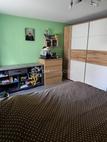 BSK immobilier vous propose en exclusivité un appartement de 105 m2 à Ensisheim dans une belle bâtisse au coeur de la ville. 
Ce bien est idéalement situé dans un endroit très calme et à proximité de tous commerces. Il vous charmera immédiatement par sa qualité, ses pièces lumineuses  et son bel espace de vie.   
Il comprend : 
- 3 chambres, 
- 1 grande cuisine équipée  ouverte sur une très belle pièce à vivre,
- 1 salle de bain, 
- 1 wc, 
- 1 grand dégagement avec placard.
- 1 cave
Les charges annuelles de copropriété s'élèvent à 317 euros.
Aucune procédure en cours.
Pas de travaux à prévoir.
Nouveau sur le marché, ne tardez pas à le visiter coup de coeur assuré.
Contact : d.olland@bskimmobilier.com