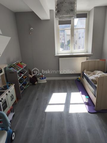 BSK immobilier vous propose en exclusivité un appartement de 105 m2 à Ensisheim dans une belle bâtisse au coeur de la ville. 
Ce bien est idéalement situé dans un endroit très calme et à proximité de tous commerces. Il vous charmera immédiatement par sa qualité, ses pièces lumineuses  et son bel espace de vie.   
Il comprend : 
- 3 chambres, 
- 1 grande cuisine équipée  ouverte sur une très belle pièce à vivre,
- 1 salle de bain, 
- 1 wc, 
- 1 grand dégagement avec placard.
- 1 cave
Les charges annuelles de copropriété s'élèvent à 317 euros.
Aucune procédure en cours.
Pas de travaux à prévoir.
Nouveau sur le marché, ne tardez pas à le visiter coup de coeur assuré.
Contact : d.olland@bskimmobilier.com