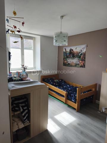 BSK immobilier vous propose en exclusivité un appartement de 105 m2 à Ensisheim dans une belle bâtisse au coeur de la ville. 
Ce bien est idéalement situé dans un endroit très calme et à proximité de tous commerces. Il vous charmera immédiatement par sa qualité, ses pièces lumineuses  et son bel espace de vie.   
Il comprend : 
- 3 chambres, 
- 1 grande cuisine équipée  ouverte sur une très belle pièce à vivre,
- 1 salle de bain, 
- 1 wc, 
- 1 grand dégagement avec placard.
- 1 cave
Les charges annuelles de copropriété s'élèvent à 317 euros.
Aucune procédure en cours.
Pas de travaux à prévoir.
Nouveau sur le marché, ne tardez pas à le visiter coup de coeur assuré.
Contact : d.olland@bskimmobilier.com