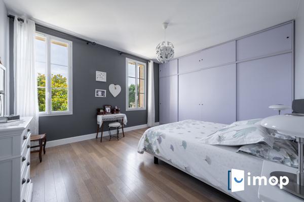 Belle maison en pierre avec piscine de 253m² sur terrain d'environ 4000m² – (20 min de Bordeaux)