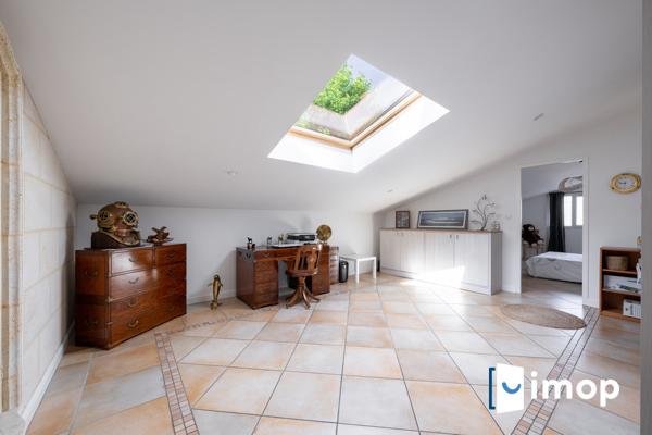 Belle maison en pierre avec piscine de 253m² sur terrain d'environ 4000m² – (20 min de Bordeaux)