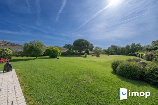 Belle maison en pierre avec piscine de 253m² sur terrain d'environ 4000m² – (20 min de Bordeaux)