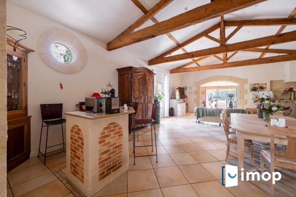 Belle maison en pierre avec piscine de 253m² sur terrain d'environ 4000m² – (20 min de Bordeaux)