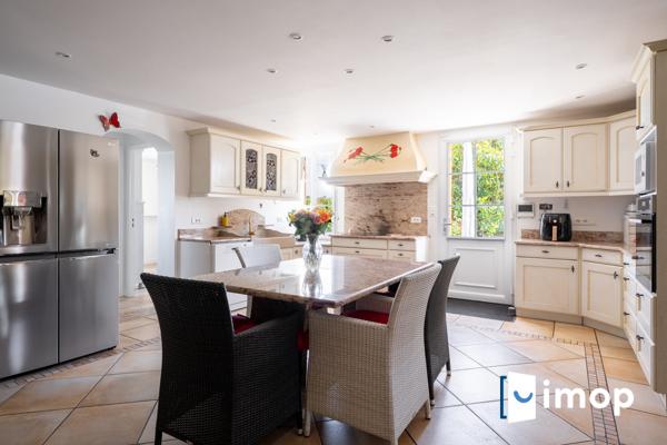 Belle maison en pierre avec piscine de 253m² sur terrain d'environ 4000m² – (20 min de Bordeaux)