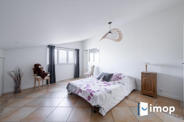 Belle maison en pierre avec piscine de 253m² sur terrain d'environ 4000m² – (20 min de Bordeaux)