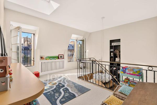 Paris VI - Luxembourg - Superbe duplex aux derniers étages avec vue dégagée et balcons