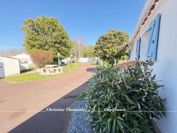 Maison de charme à vendre Plain-pied, 4 chambres dont 3 avec entrées indépendantes, Grand garage, Studio à aménager, 2 entrées sur 1200 m2 de terrain, SAINT HILAIRE DE RIEZ (85)