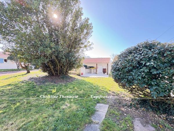 Maison de charme à vendre Plain-pied, 4 chambres dont 3 avec entrées indépendantes, Grand garage, Studio à aménager, 2 entrées sur 1200 m2 de terrain, SAINT HILAIRE DE RIEZ (85)