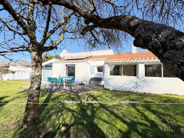 Maison de charme à vendre Plain-pied, 4 chambres dont 3 avec entrées indépendantes, Grand garage, Studio à aménager, 2 entrées sur 1200 m2 de terrain, SAINT HILAIRE DE RIEZ (85)