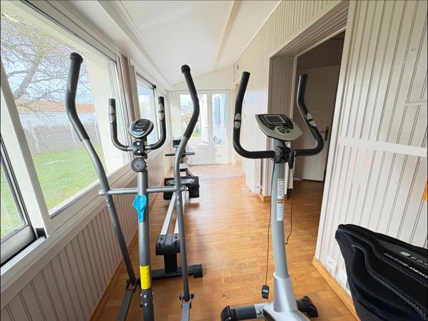 Maison de charme à vendre Plain-pied, 4 chambres dont 3 avec entrées indépendantes, Grand garage, Studio à aménager, 2 entrées sur 1200 m2 de terrain, SAINT HILAIRE DE RIEZ (85)