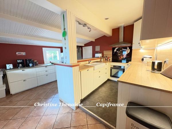 Maison de charme à vendre Plain-pied, 4 chambres dont 3 avec entrées indépendantes, Grand garage, Studio à aménager, 2 entrées sur 1200 m2 de terrain, SAINT HILAIRE DE RIEZ (85)