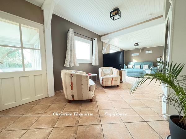 Maison de charme à vendre Plain-pied, 4 chambres dont 3 avec entrées indépendantes, Grand garage, Studio à aménager, 2 entrées sur 1200 m2 de terrain, SAINT HILAIRE DE RIEZ (85)