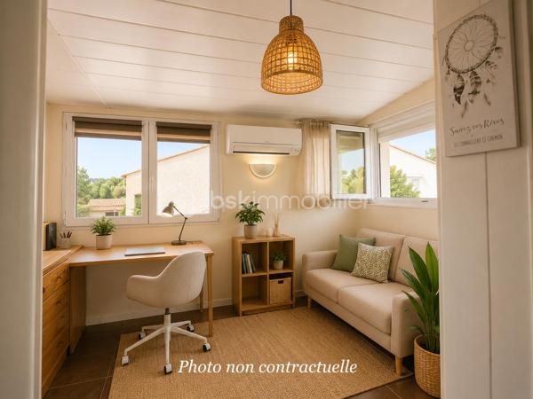 Vous recherchez un pied à terre, une résidence secondaire ou un placement locatif sur un emplacement stratégique ? 

J'ai le bien qu'il vous faut !!!

Situé à 800 mètres des plages et aux pieds des commerces et des commodités, au sein d'une résidence sécurisée,

Au premier étage d'un petit immeuble à taille humaine, 

Venez découvrir ce charmant petit studio qui se compose : d'une entrée sur une loggia fermée, prolongé par une pièce de vie trés lumineuse car en triple exposition, avec soin coin cuisine, une salle d'eau et sont WC. 

Quelques rafraichissements sont à prévoir. 

  Les plus de ce bien : 

- Emplacement idéal ( Plages, commerces, médecin, pharmacie , bus ...)
- Climatisation reversible
- Très lumineux 
- Très Faibles charges 
- Résidence sécurisée

Possibilité d'acheter une place de parking en sus au sein de la résidence sécurisée

   A visiter avant qu'il ne soit trop tard!!

  Cher collègues, je suis toujours ouverte à l'inter-agence , alors n'hésitez pas.