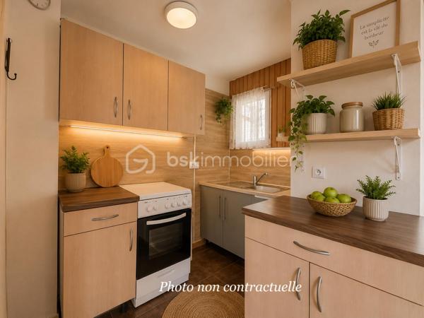 Vous recherchez un pied à terre, une résidence secondaire ou un placement locatif sur un emplacement stratégique ? 

J'ai le bien qu'il vous faut !!!

Situé à 800 mètres des plages et aux pieds des commerces et des commodités, au sein d'une résidence sécurisée,

Au premier étage d'un petit immeuble à taille humaine, 

Venez découvrir ce charmant petit studio qui se compose : d'une entrée sur une loggia fermée, prolongé par une pièce de vie trés lumineuse car en triple exposition, avec soin coin cuisine, une salle d'eau et sont WC. 

Quelques rafraichissements sont à prévoir. 

  Les plus de ce bien : 

- Emplacement idéal ( Plages, commerces, médecin, pharmacie , bus ...)
- Climatisation reversible
- Très lumineux 
- Très Faibles charges 
- Résidence sécurisée

Possibilité d'acheter une place de parking en sus au sein de la résidence sécurisée

   A visiter avant qu'il ne soit trop tard!!

  Cher collègues, je suis toujours ouverte à l'inter-agence , alors n'hésitez pas.