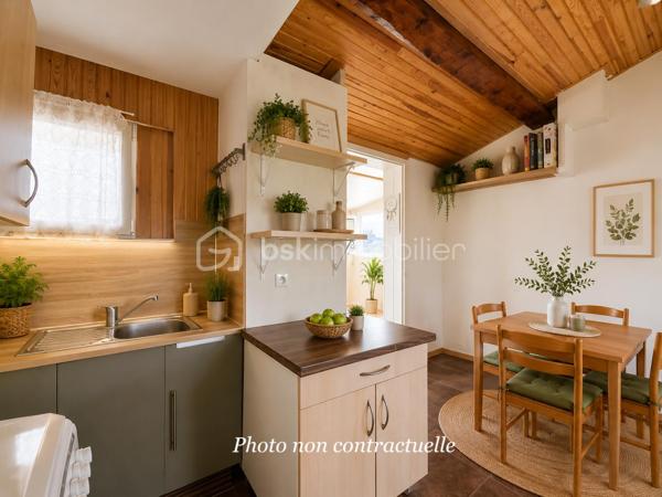 Vous recherchez un pied à terre, une résidence secondaire ou un placement locatif sur un emplacement stratégique ? 

J'ai le bien qu'il vous faut !!!

Situé à 800 mètres des plages et aux pieds des commerces et des commodités, au sein d'une résidence sécurisée,

Au premier étage d'un petit immeuble à taille humaine, 

Venez découvrir ce charmant petit studio qui se compose : d'une entrée sur une loggia fermée, prolongé par une pièce de vie trés lumineuse car en triple exposition, avec soin coin cuisine, une salle d'eau et sont WC. 

Quelques rafraichissements sont à prévoir. 

  Les plus de ce bien : 

- Emplacement idéal ( Plages, commerces, médecin, pharmacie , bus ...)
- Climatisation reversible
- Très lumineux 
- Très Faibles charges 
- Résidence sécurisée

Possibilité d'acheter une place de parking en sus au sein de la résidence sécurisée

   A visiter avant qu'il ne soit trop tard!!

  Cher collègues, je suis toujours ouverte à l'inter-agence , alors n'hésitez pas.