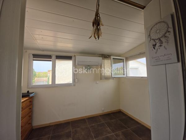 Vous recherchez un pied à terre, une résidence secondaire ou un placement locatif sur un emplacement stratégique ? 

J'ai le bien qu'il vous faut !!!

Situé à 800 mètres des plages et aux pieds des commerces et des commodités, au sein d'une résidence sécurisée,

Au premier étage d'un petit immeuble à taille humaine, 

Venez découvrir ce charmant petit studio qui se compose : d'une entrée sur une loggia fermée, prolongé par une pièce de vie trés lumineuse car en triple exposition, avec soin coin cuisine, une salle d'eau et sont WC. 

Quelques rafraichissements sont à prévoir. 

  Les plus de ce bien : 

- Emplacement idéal ( Plages, commerces, médecin, pharmacie , bus ...)
- Climatisation reversible
- Très lumineux 
- Très Faibles charges 
- Résidence sécurisée

Possibilité d'acheter une place de parking en sus au sein de la résidence sécurisée

   A visiter avant qu'il ne soit trop tard!!

  Cher collègues, je suis toujours ouverte à l'inter-agence , alors n'hésitez pas.