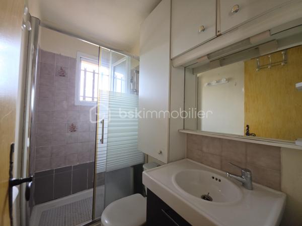 Vous recherchez un pied à terre, une résidence secondaire ou un placement locatif sur un emplacement stratégique ? 

J'ai le bien qu'il vous faut !!!

Situé à 800 mètres des plages et aux pieds des commerces et des commodités, au sein d'une résidence sécurisée,

Au premier étage d'un petit immeuble à taille humaine, 

Venez découvrir ce charmant petit studio qui se compose : d'une entrée sur une loggia fermée, prolongé par une pièce de vie trés lumineuse car en triple exposition, avec soin coin cuisine, une salle d'eau et sont WC. 

Quelques rafraichissements sont à prévoir. 

  Les plus de ce bien : 

- Emplacement idéal ( Plages, commerces, médecin, pharmacie , bus ...)
- Climatisation reversible
- Très lumineux 
- Très Faibles charges 
- Résidence sécurisée

Possibilité d'acheter une place de parking en sus au sein de la résidence sécurisée

   A visiter avant qu'il ne soit trop tard!!

  Cher collègues, je suis toujours ouverte à l'inter-agence , alors n'hésitez pas.