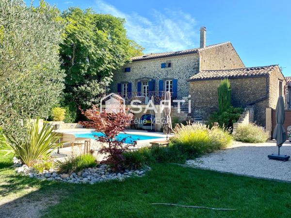 Maison de maître avec piscine et dépendance