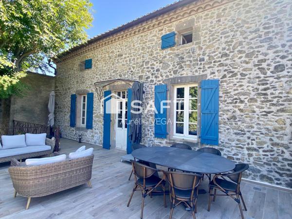 Maison de maître avec piscine et dépendance