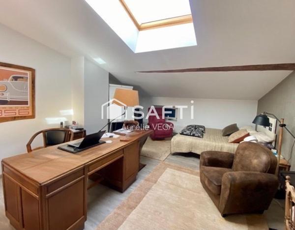 Maison de maître avec piscine et dépendance