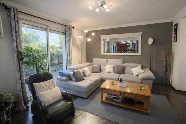 Maison de 118 m² offrant un cadre de vie rare en centre-ville, avec un vaste terrain de 762 m²