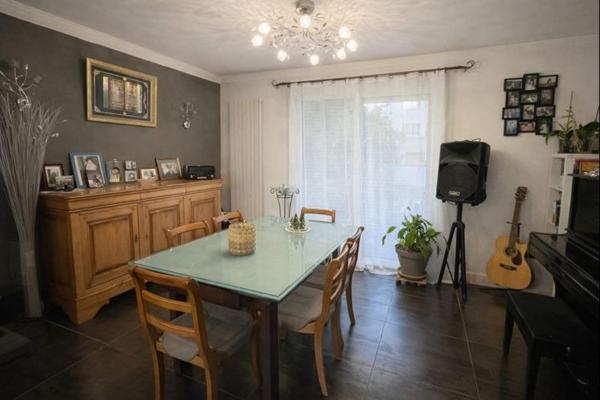 Maison de 118 m² offrant un cadre de vie rare en centre-ville, avec un vaste terrain de 762 m²