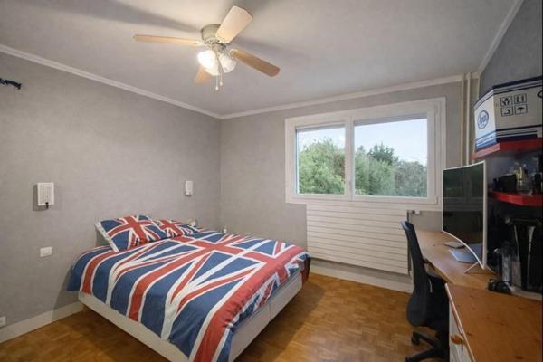 Maison de 118 m² offrant un cadre de vie rare en centre-ville, avec un vaste terrain de 762 m²