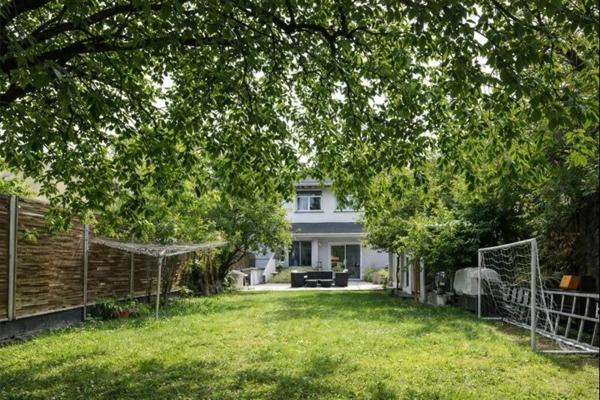 Maison de 118 m² offrant un cadre de vie rare en centre-ville, avec un vaste terrain de 762 m²